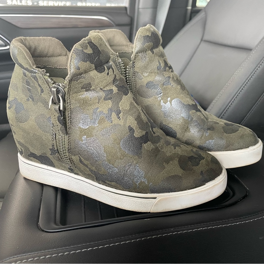 Sugar camo raised sneaker size 7